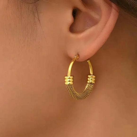 🆕️Trendy Chic 18K Gold Plated Stainless Steel Textured Mesh Hoop Earrings - Picture 9 of 15